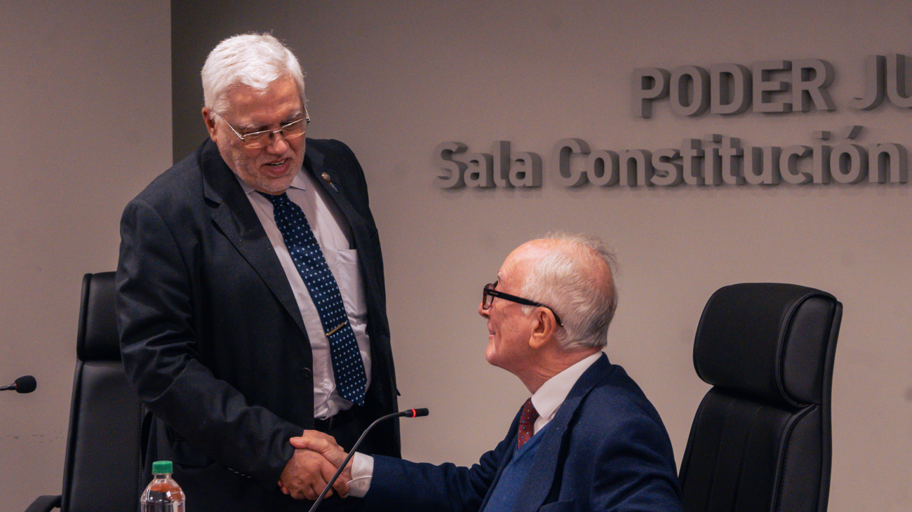 Ferrajoli y Pérez dandose la mano