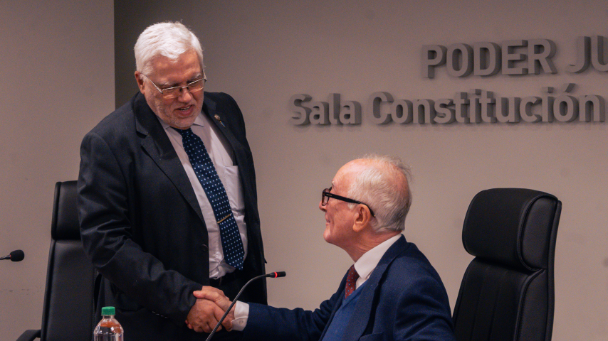 Ferrajoli y Pérez dandose la mano