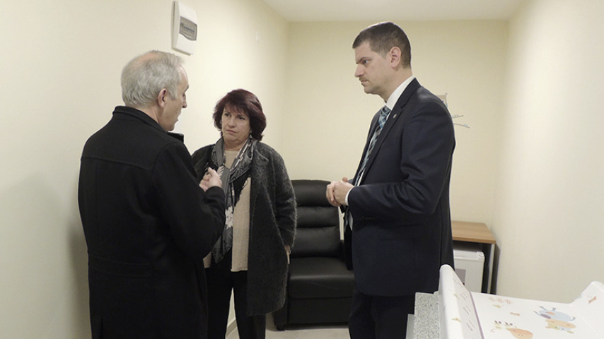 De izquierda a derecha: el Director de la División Arquitectura del Poder Judicial, Arq. Álvaro Mas departe con la Sra. Presidente de la SCJ, Dra. Elena Martínez y el Sr. Director General (E) de los Servicios Administrativos, Ing. Marcelo Pesce.